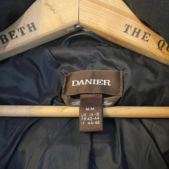 Fur trim wool coat with lamb leather sleeves - Picture 10 of 10